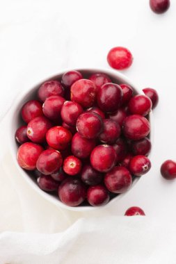 Beyaz arka planda seramik kase kızılcık.