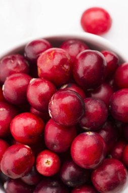 Beyaz arka planda seramik kase kızılcık.