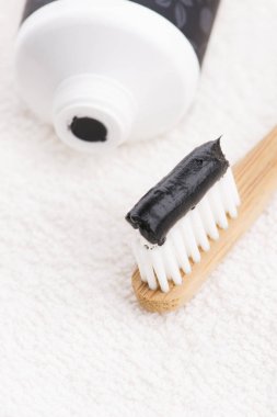 Siyah kömür diş macunlu diş fırçası