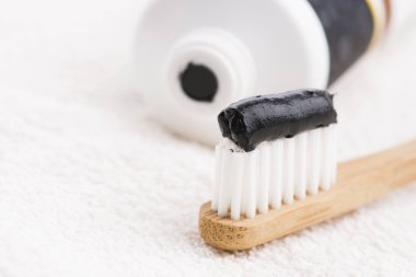 Siyah kömür diş macunlu diş fırçası