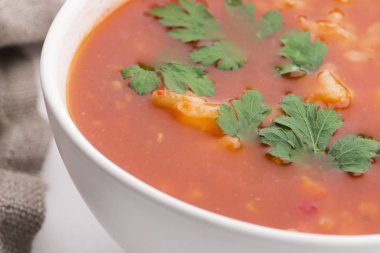 rice maydanoz ile süslenmiş ile domates çorbası