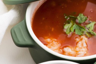 rice maydanoz ile süslenmiş ile domates çorbası