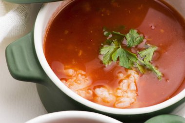 rice maydanoz ile süslenmiş ile domates çorbası