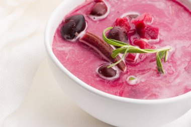 Maydanozlu pancar kökü Avrupa çorbası.