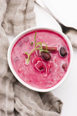 Maydanozlu pancar kökü Avrupa çorbası.