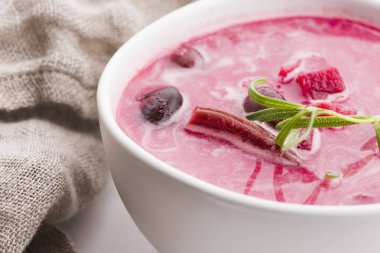 Maydanozlu pancar kökü Avrupa çorbası.