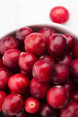 Beyaz arka planda seramik kase kızılcık.