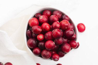 Beyaz arka planda seramik kase kızılcık.