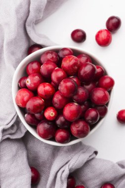 Beyaz arka planda seramik kase kızılcık.