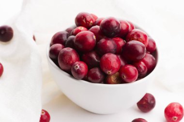 Beyaz arka planda seramik kase kızılcık.