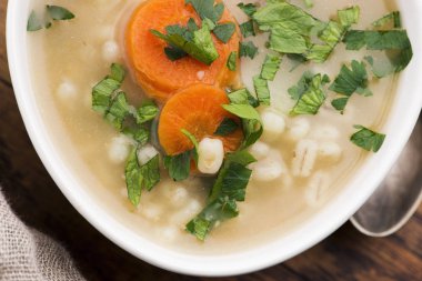 Arpa çorbası, beyaz kasede inci arpa.