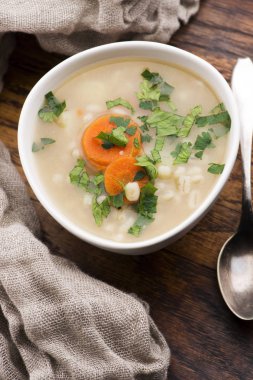 Arpa çorbası, beyaz kasede inci arpa.