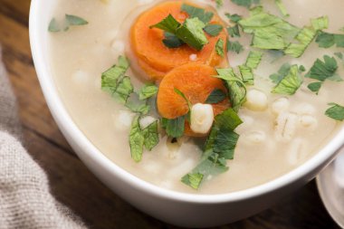 Arpa çorbası, beyaz kasede inci arpa.