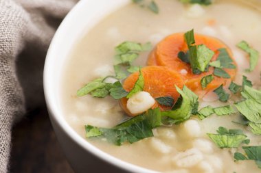 Arpa çorbası, beyaz kasede inci arpa.