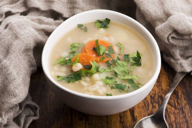 Arpa çorbası, beyaz kasede inci arpa.