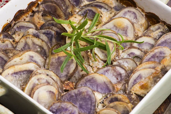 Gratin di patate viola con crema e rosmarino — Foto Stock