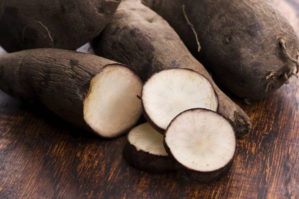 Radici di yacon fresche su sfondo di legno — Foto Stock