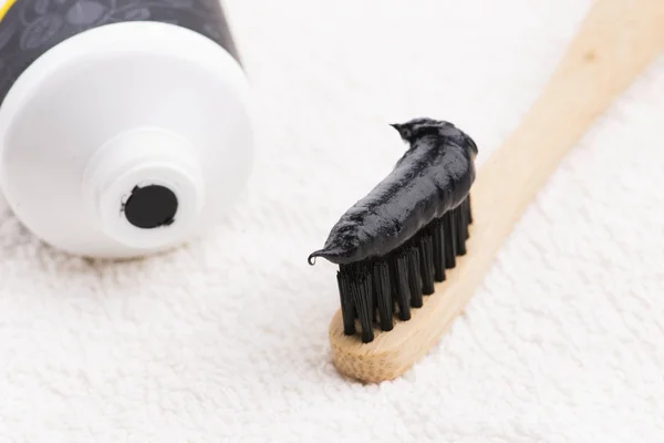 Brosse à dents avec dentifrice charbon noir — Photo