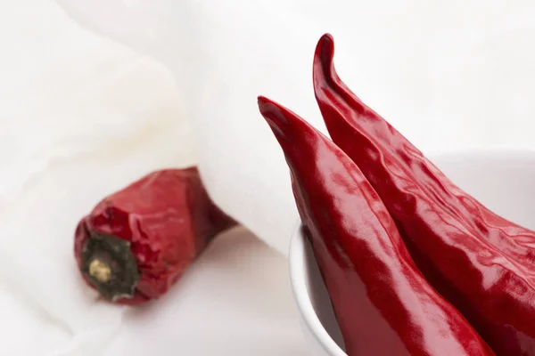 Schaal van rode hete chili peper op witte achtergrond — Stockfoto