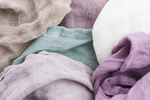 Textile multicolore aux tons violets et aux accents colorés et — Photo