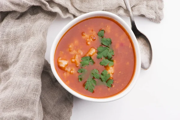 Sopa de tomate con arroz decorado con perejil — Foto de Stock
