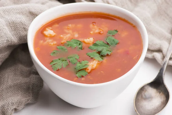 Sopa de tomate con arroz decorado con perejil — Foto de Stock