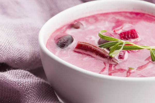 Soupe de betteraves à la racine européenne appelée bortsch au persil — Photo