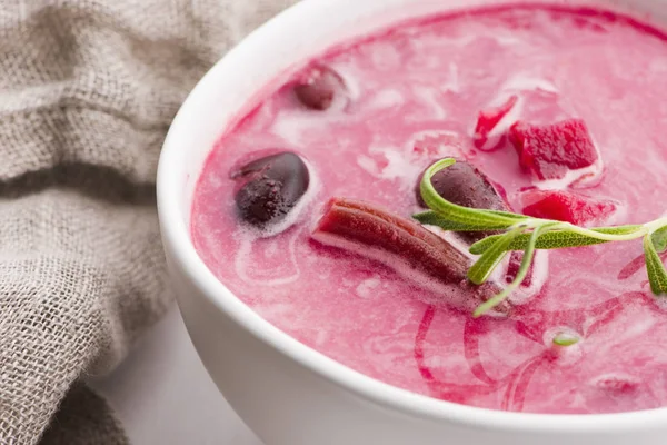 Soupe de betteraves à la racine européenne appelée bortsch au persil — Photo