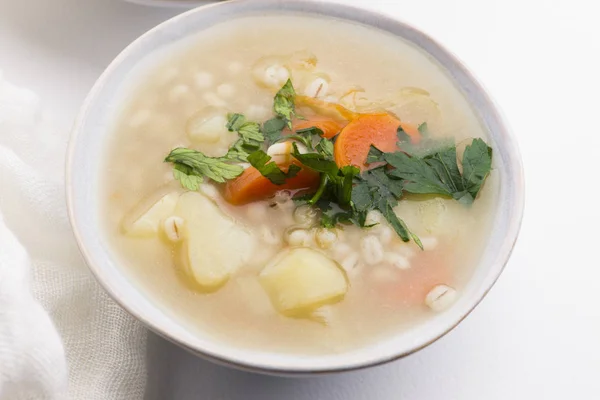 Korn soppa, pärla korn i vit skål — Stockfoto