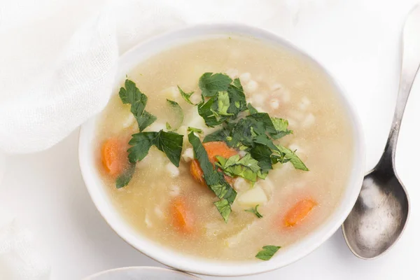 Sopa de cevada, cevada pérola em tigela branca — Fotografia de Stock