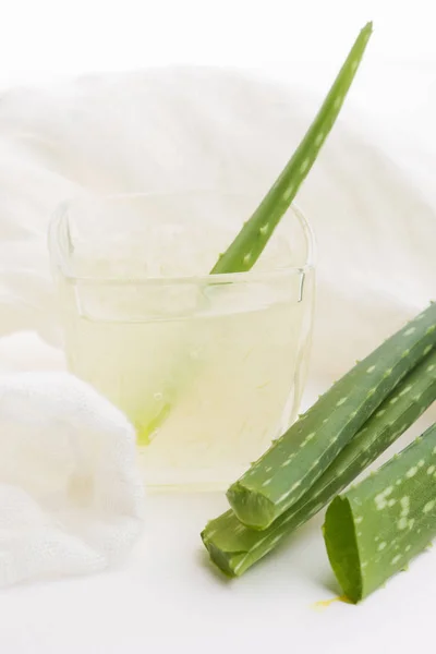 Vetreria con succo di aloe vera fresca e foglie — Foto Stock