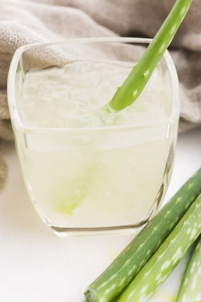 Glassware dengan aloe vera jus segar dan daun — Stok Foto