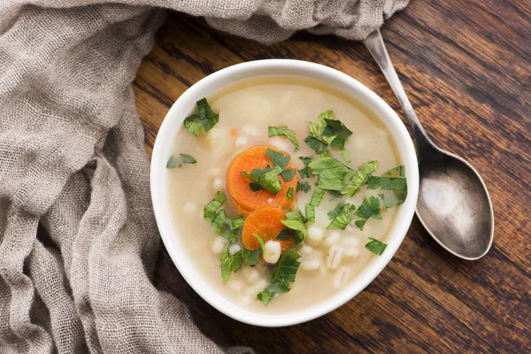 Sup jelai, barley mutiara dalam mangkuk putih — Stok Foto