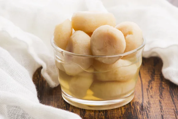 Castañas de agua peladas, sabrosos ingredientes para una comida china — Foto de Stock