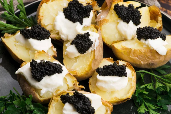 Batata assada com creme de queijo picado e caviar — Fotografia de Stock