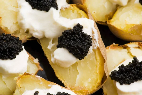 Batata assada com creme de queijo picado e caviar — Fotografia de Stock