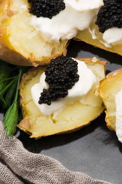 Batata assada com creme de queijo picado e caviar — Fotografia de Stock