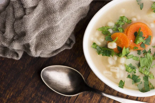 Sopa de cebada, cebada perlada en tazón blanco Fotos De Stock