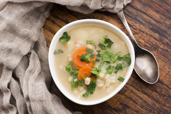 Sopa de cebada, cebada perlada en tazón blanco Fotos De Stock