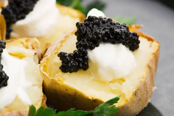 Patata al forno con crema di formaggio speziato e caviale — Foto Stock