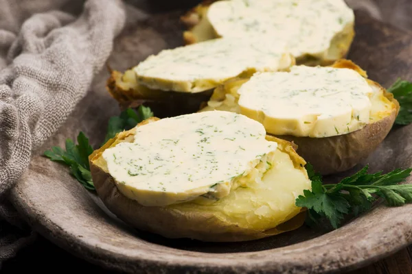 Gebakken aardappelen met kruiden boter — Stockfoto