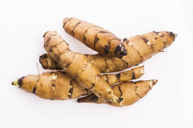 Beyaz arka planda bütün Kudüs enginarları