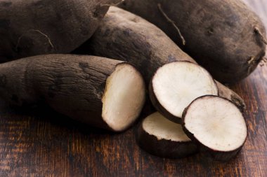 Taze yacon kökleri ahşap arka plan üzerinde