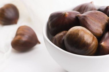 Beyaz arka planda bir kase kestane