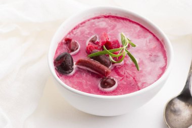 Maydanozlu pancar kökü Avrupa çorbası.