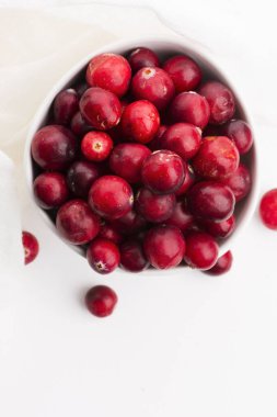 Beyaz arka planda seramik kase kızılcık.