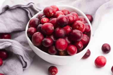 Beyaz arka planda seramik kase kızılcık.