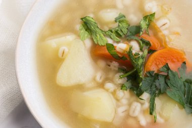 Arpa çorbası, beyaz kasede inci arpa.