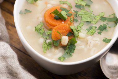 Arpa çorbası, beyaz kasede inci arpa.