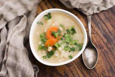 Arpa çorbası, beyaz kasede inci arpa.